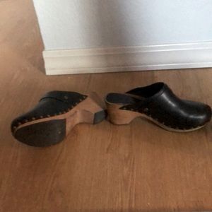 Lisa b black clogs